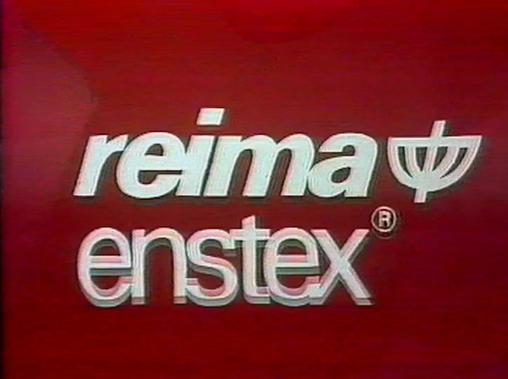 Valkoisia pyöreitä kirjaimia punaisella: reima kukkamerkkeineen ja enstex sen alla.