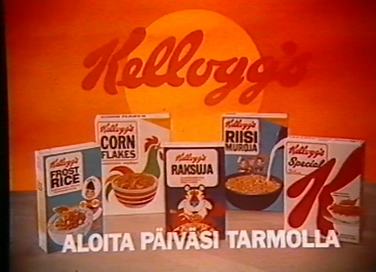 Viisi Kellogg’s-pakkausta oranssin auringon alla, tekstinä ALOITA PÄIVÄSI TARMOLLA.