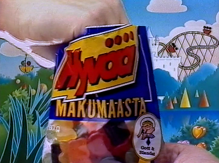 Malaco-makeispussia pidetään kohti kameraa, kyljessä lukee Hyvää Makumaasta.