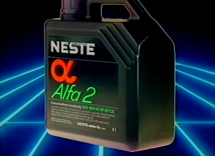 Musta neljän litran Neste-kanisteri, oranssi alfa ja vihreä Alfa 2, sinisen ruudukon päällä.