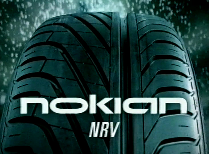 Lähikuva märästä renkaan kulutuspinnasta, jonka päälle on avainnettu nokian NRV -logo
