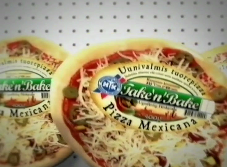 Mexicana-pizza kallistuu kameraa kohti rei’itettyä valkoista seinää vasten