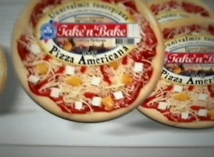 Rivi Americana-pizzoja hyllyllä, juusto ja täytteet kirkkaan kelmun alla