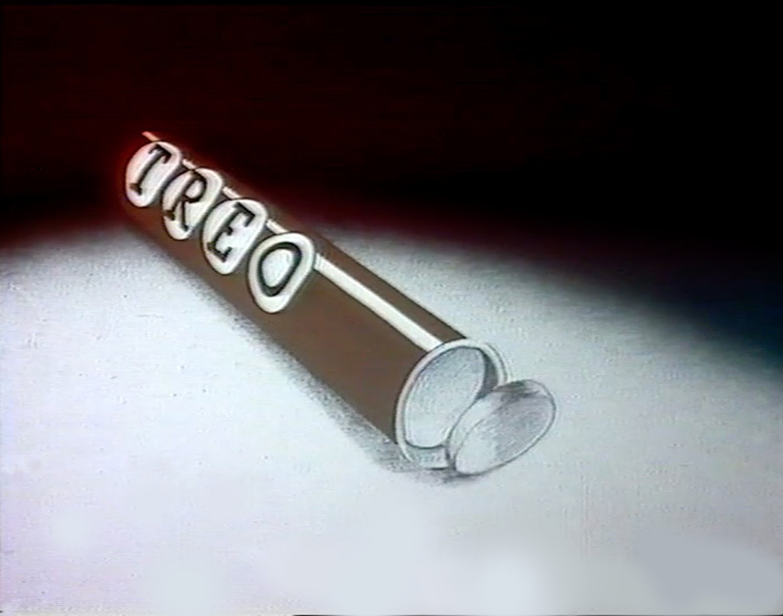 Kuva Treo-mainoksesta, avoin ruskea TREO-putkilo on vinottain irrallisten pyöreiden tablettien vieressä