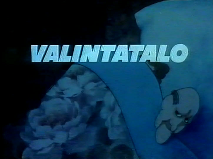 Mies tuijottaa sängystä etualalla, nainen seisoo taustalla.