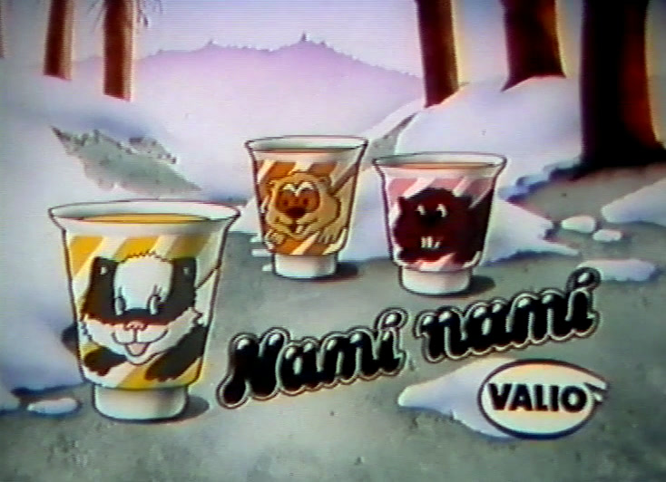 Kolme etiketöityä vanukaspurkkia lumessa, vieressä Nami nami -logo ja Valion soikio.