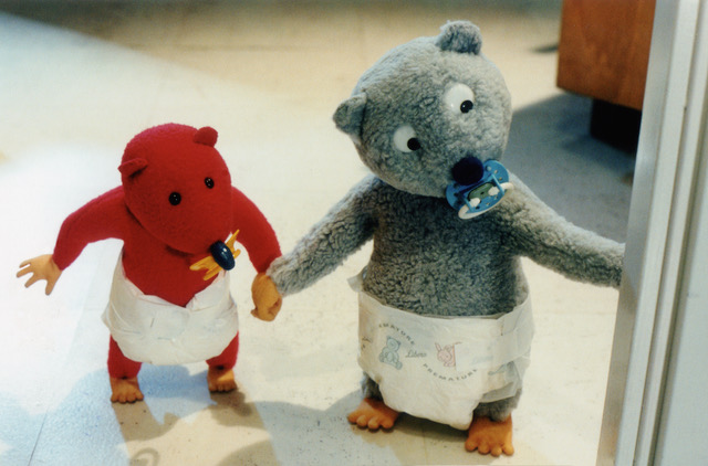 Still from Urpo and Turpo, Turpo (red) and Urpo (grey) standing side by side in their nappies