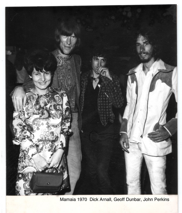 Dick Arnall, Geoff Dunbar ja John Perkins Mamaian animaatiofestivaalilla vuonna 1970 sekä tunnistamaton nainen kuviollisessa mekossa, mustavalkoinen valokuva