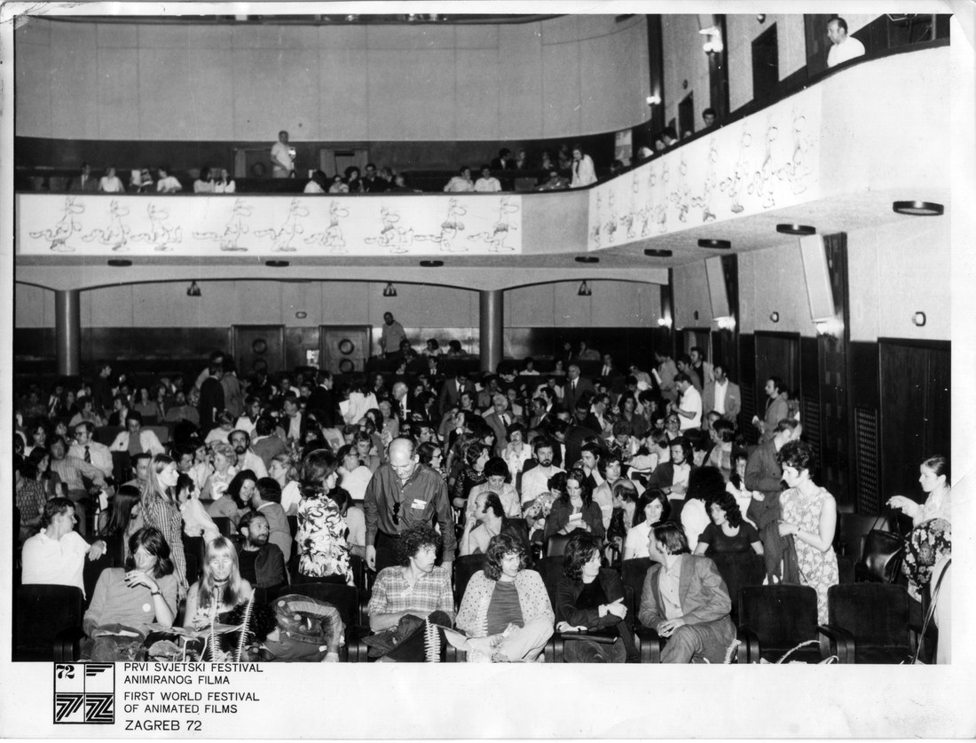 Marjut Rimminen ja Dick Arnall istuvat eturivissä vasemmalla täydessä parvekkeellisessa festivaalisalissa, Zagreb, 1972