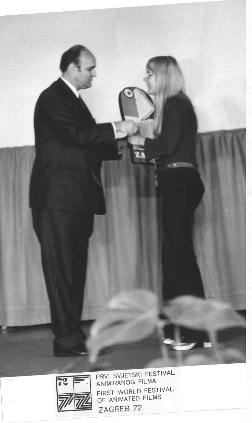 Marjut Rimminen vastaanottaa palkintonsa lavalla Zagrebissa 1972 tummapukuiselta mieheltä; alla festivaalin tunnus ja teksti ZAGREB 72.